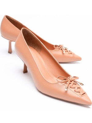 Mubiano Kadın Deri Topuklu Ayakkabı 5.5 cm Sivri Burunlu Fiyonklu Gold Detaylı Siyah Fiora