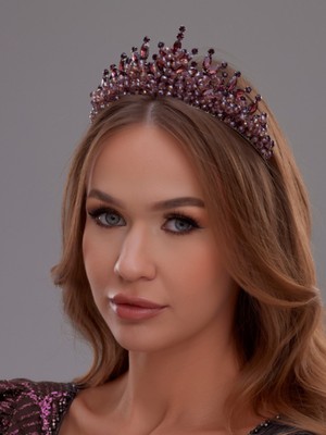 Kristal Taşlı Gelin Tacı – Işıltılı ve Gösterişli Saç Aksesuarı