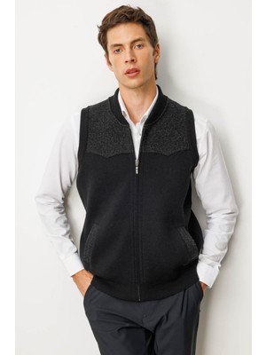 Erkek Hakim Yaka Göğsü ve Cebi Keçe Yün Yelek Siyah