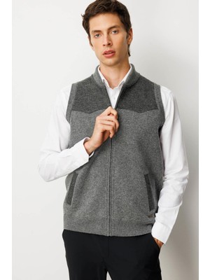 Erkek Hakim Yaka Göğsü ve Cebi Keçe Yün Yelek Füme