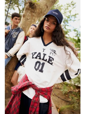 DeFacto Yale University Regular Fit V Yaka Uzun Kollu Tişört F9520AX25AU
