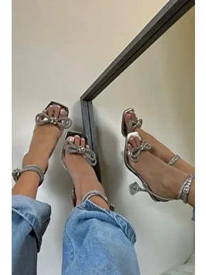 Kadın Gümüş Şeffaf Taba 8 cm Şeffaf Topuklu Inci Fiyonk Taşlı Abiye Sandalet Ayakkabı
