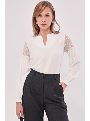 Kadın Beyaz V Yaka Kolu Tüllü Balonlu Bluz ARM-20K001038