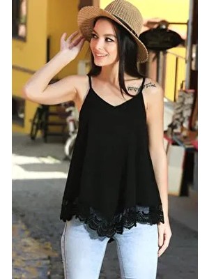 Armonika Kadın Siyah Askılı Bluz V Yaka Dantel Etekli Regular Kalıp Viskon Yaz Stili ARM-17Y00038