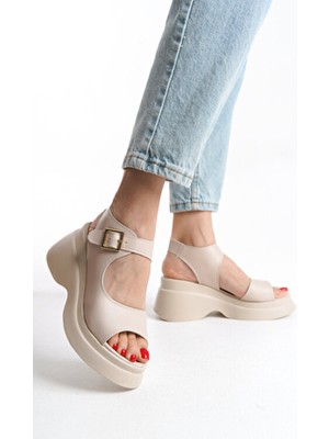 Yüksek Platform Dolgu Topuk Yanı Kapalı Tokalı Cilt Yazlık Kadın Sandalet Ayakkabı