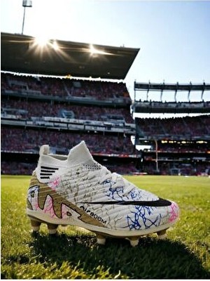 Beyaz Renkli Erkek Çocuk Krampon Halı Saha Kullanımı İçin Uygun Ayakkabı