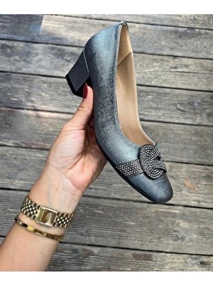 Nur Rose Kadın Platin Taşlı Parlak Fincan Kısa Kalın Topuklu Suni Deri Anatomik Casual Ayakkabı