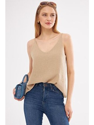 Armonika Kadın Açık Bej Keten Görünümlü Askılı Bluz V Yaka Regular Kalıp Polyester - Pamuk ARM-24Y001064