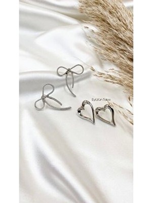 Kadın Gümüş Renk Orta Boy 2 Çift Fiyonk ve Kalp Küpe