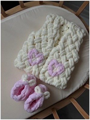 Babyist Puffy El Örgüsü Bebek Yelek ve Patik Takım Bej Renkli Yumuşak Materyal ile Sevimli Tasarım