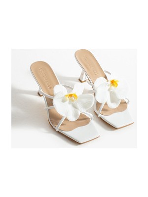 Gökçe Shoes Arlis Kadın Beyaz Orkide Detay Suni Deri Topuklu Terlik Yaz Sezonu İçin Şık Tasarım