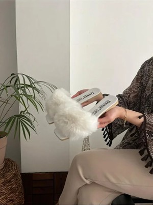 Behtah Kundura Tüylü Lüks Kadın Terlik Beyaz Peluş Malzeme ile Rahat Ev Kullanımı için Tasarlandı