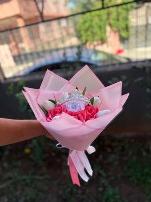 Laleli Taçlı Gül Buketi Sevgiliye Anneye Arkadaşa Özel Gününüze Özel Zarif Gül Buketi Yapay Çiçek