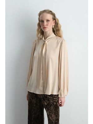 Gusto Boyundan Bağlı Saten Gömlek - Bej