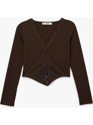 Kaşkorse Dantel Detaylı V Yaka Uzun Kollu Düğmeli Asimetrik Crop Tişört