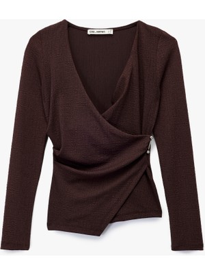 Metal Aksesuarlı Uzun Kollu Slim Fit Bürümcük Kruvaze Yaka Bluz