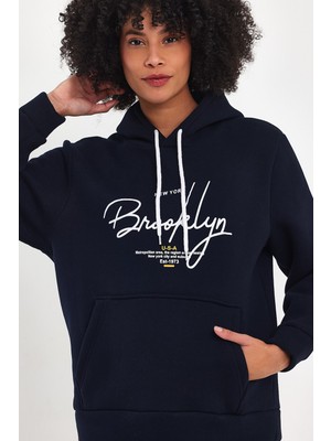Kadın Kapşonlu Rahat Kalıp Içi Polarlı 3 Iplik El Yazılı Brooklyn Baskılı Sweatshırt SPR24SWK16