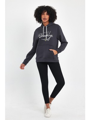 Kadın Kapşonlu Rahat Kalıp Içi Polarlı 3 Iplik El Yazılı Brooklyn Baskılı Sweatshırt SPR24SWK16