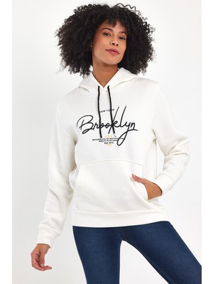Kadın Kapşonlu Rahat Kalıp Içi Polarlı 3 Iplik El Yazılı Brooklyn Baskılı Sweatshırt SPR24SWK16