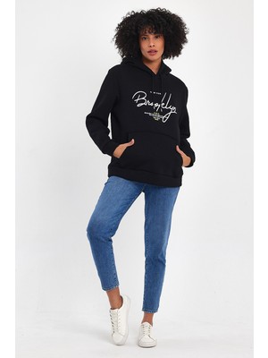 Kadın Kapşonlu Rahat Kalıp Içi Polarlı 3 Iplik El Yazılı Brooklyn Baskılı Sweatshırt SPR24SWK16