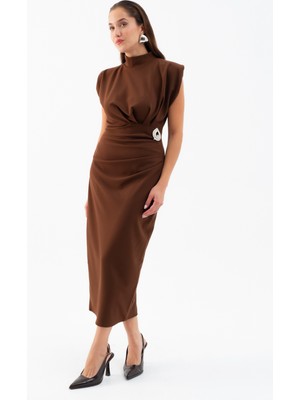 Kadın Kahverengi Aksesuar Detay Vatkalı Midi Elbise