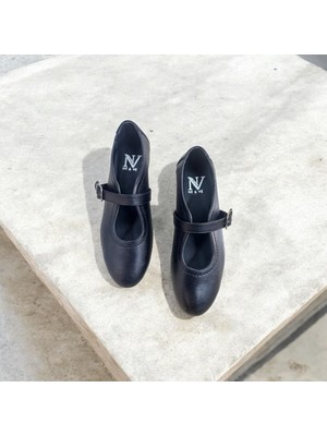 Siyah Deri Tokalı Kadın Babet