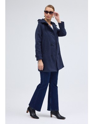 Yaka Detaylı Büyük Düğmeli Kaşe Kaban