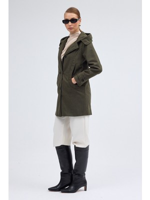 Yaka Detaylı Büyük Düğmeli Kaşe Kaban