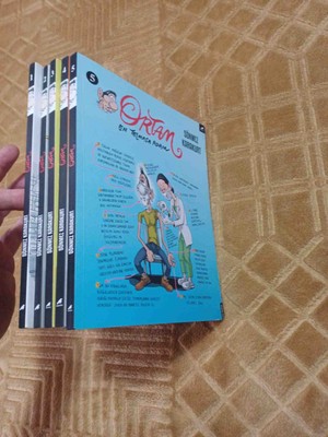 Ortam Karikatur Cıltlerı 5 Cılt Takım 1-2-3-4-5 Nolu Ciltler 1 Nolu Cilt Cizerinden Imzali Her Cilt Ortalama 128 Sayfa Cok Cok Temiz Kondisyonda