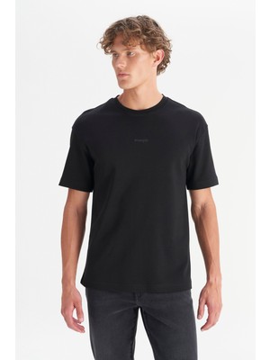 %100 Pamuk Relaxed Fit Rahat Kesim Biisklet Yaka Logo Detaylı Tişört