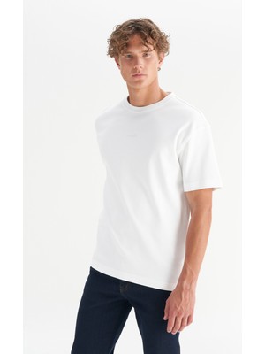 %100 Pamuk Relaxed Fit Rahat Kesim Bisiklet Yaka Minimal Logo Detaylı Tişört