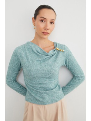 Omuz Aksesuarlı Degaje Yaka Bluz