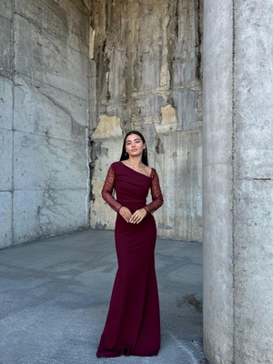 Moda Feminen Kadın Esnek Krep Kumaş Kolları Tül ve Taş Detaylı Önü Drapeli Maxi Boy Balık Abiye Elbise Bordo 583118