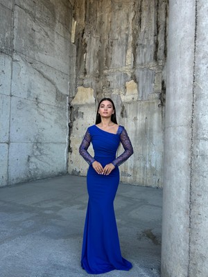 Moda Feminen Kadın Esnek Krep Kumaş Kolları Tül ve Taş Detaylı Önü Drapeli Maxi Boy Balık Abiye Elbise Saks 583118