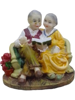 baytoptan Kitap Okuyan Yaşlı Çift