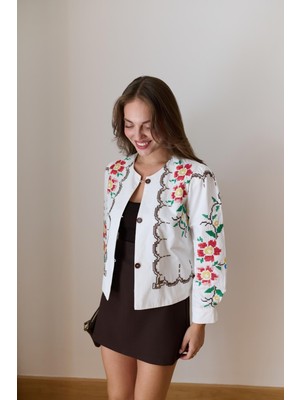 Keyymod Kadın Nakış Işlemeli Şık Kısa Ceket