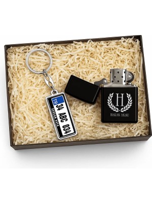 Bk Gift Kişiye Özel Çift Taraf Baskılı Plaka Anahtarlık & Isimli Benzinli Siyah Metal Çakmak Hediye Seti, Arkadaşa Hediye