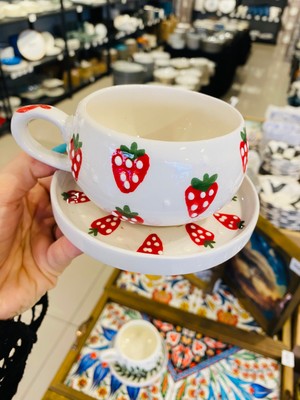 El Yapımı Çilek Desenli Seramik Kupa ve Tabak Takımı - Tek Kişilik