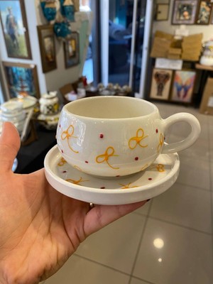 El Yapımı Sarı Kurdele Desenli Seramik Kupa ve Tabak Takımı - Tek Kişilik