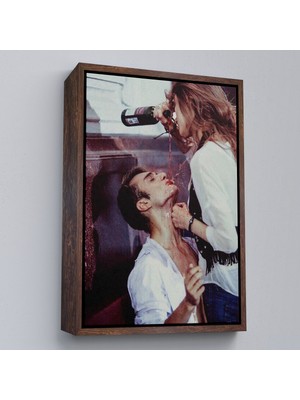 Çerçeveli Şişeden Şarap Döken Kadın TABLOSU-7769