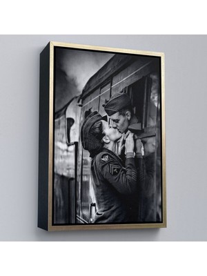Çerçeveli Ayrılık Zamanı Sevgilisi Ile Trende Öpüşen Asker Kanvas TABLO-5227