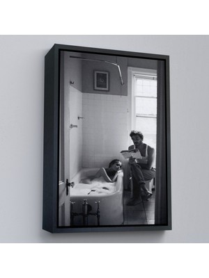 Çerçeveli Küvetteki Kadına Kitap Okuyan Adam TABLOSU-7815