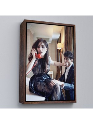 Çerçeveli Telefon Ile Konuşurken Sevgilisinin Ağzını Kapayan Kadın TABLOSU-7934