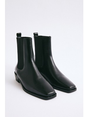 Bot 2303 - Küt Burun Yanları Lastikli Siyah Kadın Bot