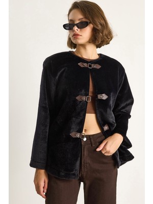 Kadın Deri Toka Detaylı Astarlı Yün Dokulu Kısa Kaban