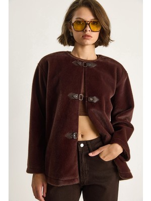 Kadın Deri Toka Detaylı Astarlı Yün Dokulu Kısa Kaban