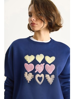 Kadın Bisiklet Yaka Kalp Nakışlı Şardonlu Üç Iplik Sweatshirt
