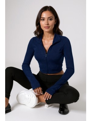 Kadın Lacivert Uzun Kol Fermuarlı Parmak Geçme Detaylı Dik Yaka Crop Top Bluz – Şık, Rahat ve Kolay Kombinlenebilir