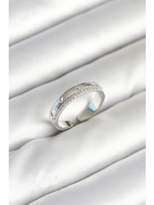 Gümüş Renk Şerit Zirkon Taşlı Kadın Yüzük