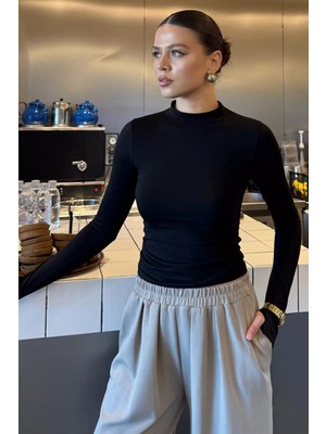 Kadın Yarım Balıkçı Yaka Parmak Geçmeli Likralı Body Bluz P-00018440